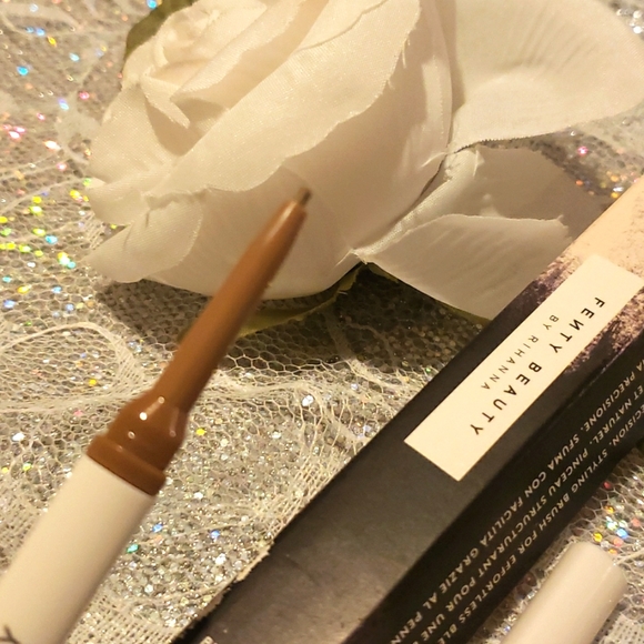 🌟🧚‍♀️MEDIUM BLONDE Fenty Beauty Brow MVP Ultra Fine Styler NWT - Picture 3 of 4